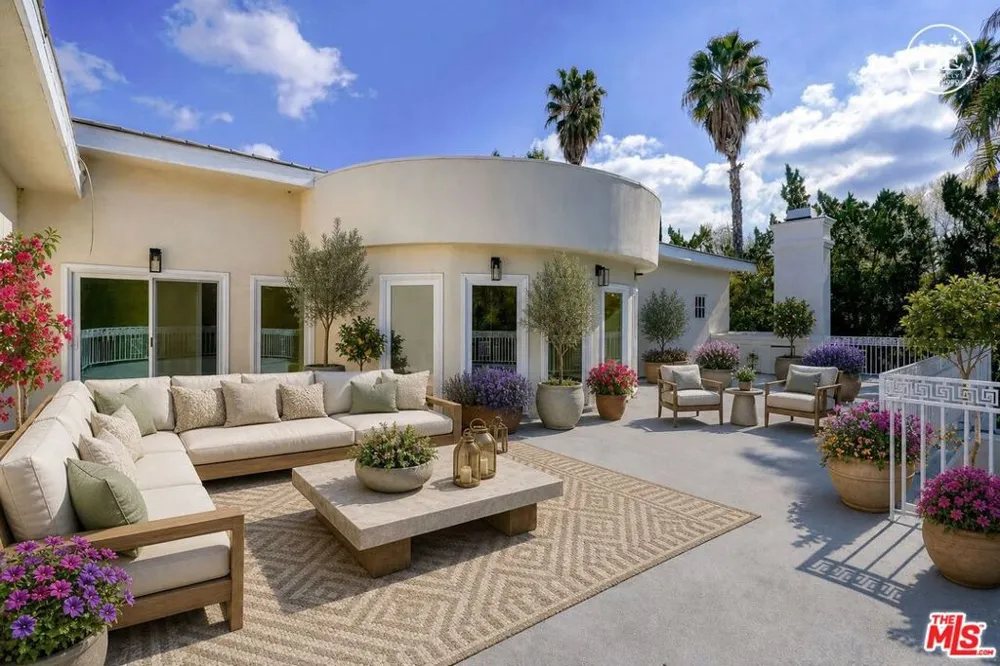 5545 Aura Avenue Tarzana, CA 91356