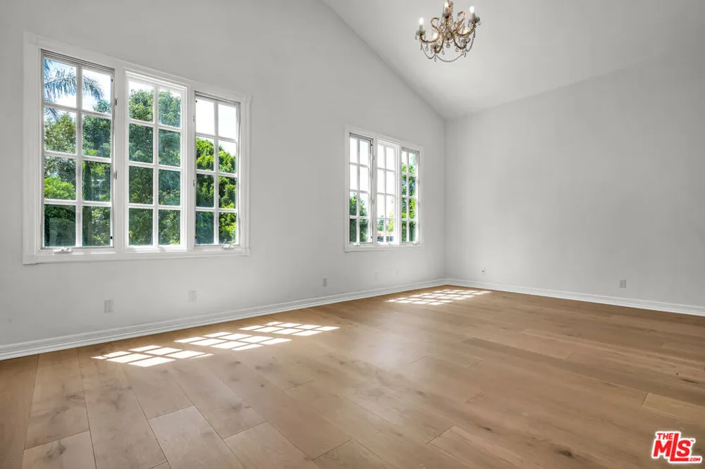 5545 Aura Avenue Tarzana, CA 91356