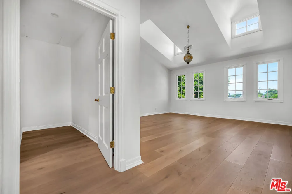 5545 Aura Avenue Tarzana, CA 91356