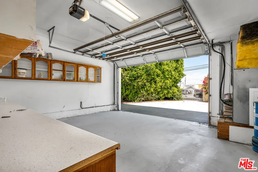 5545 Aura Avenue Tarzana, CA 91356