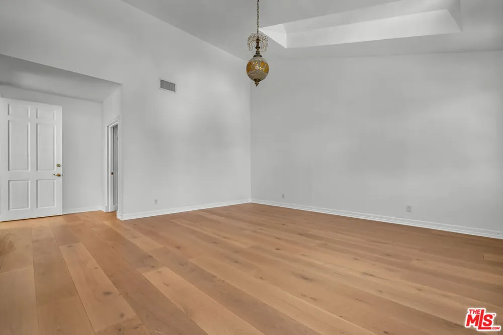 5545 Aura Avenue Tarzana, CA 91356