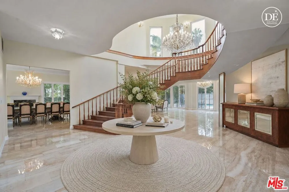 5545 Aura Avenue Tarzana, CA 91356