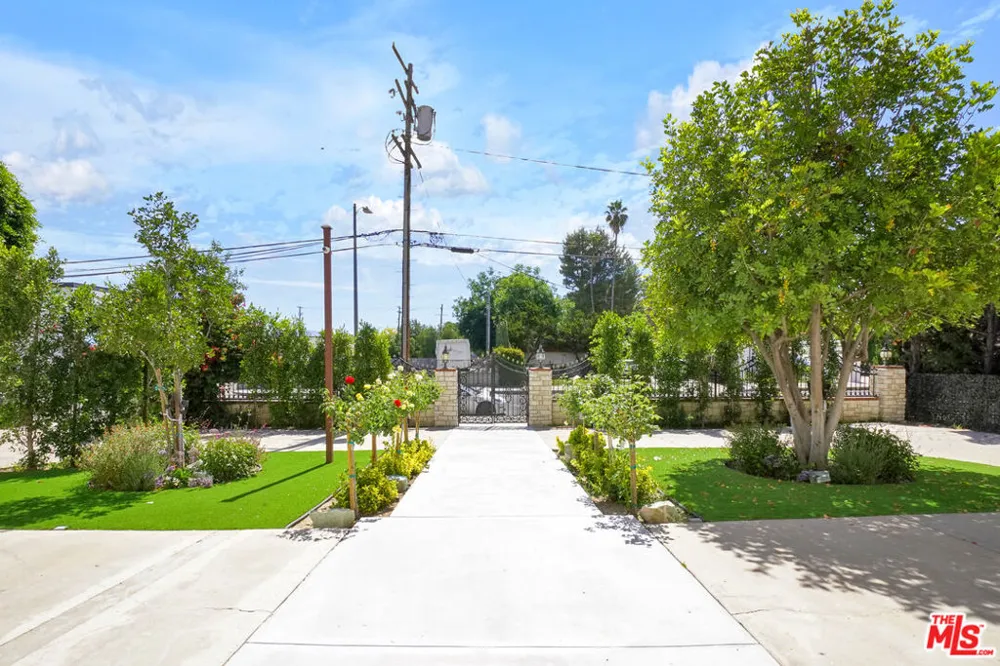 5545 Aura Avenue Tarzana, CA 91356