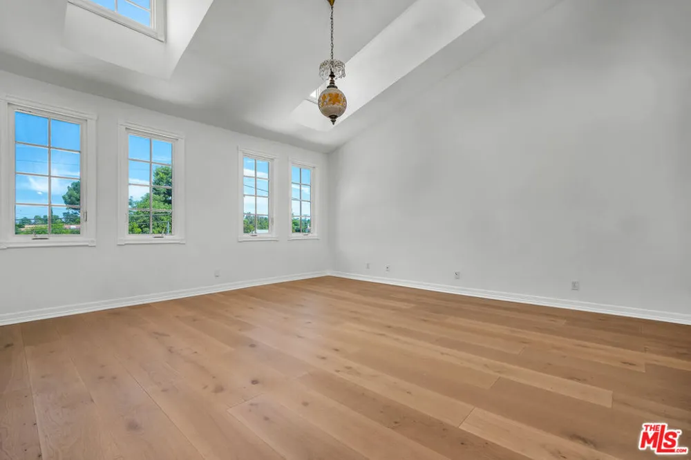 5545 Aura Avenue Tarzana, CA 91356
