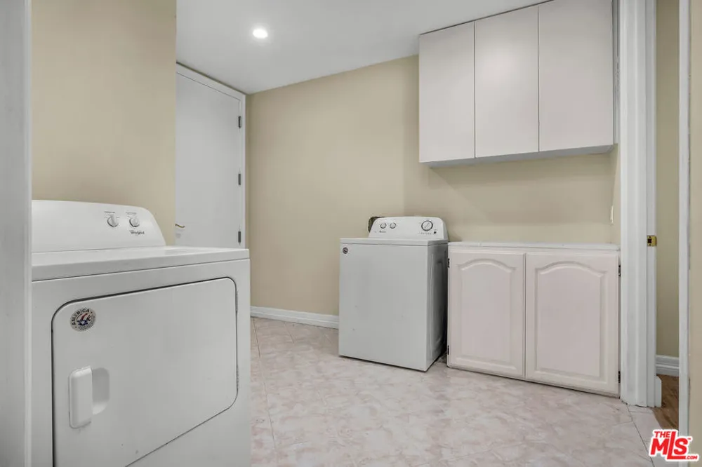 5545 Aura Avenue Tarzana, CA 91356
