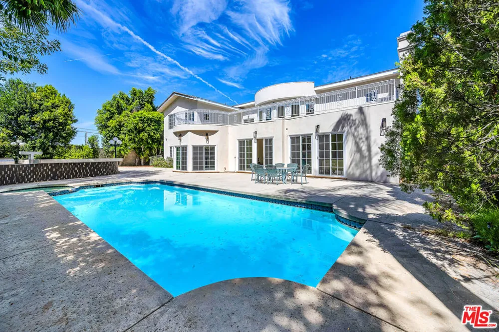5545 Aura Avenue Tarzana, CA 91356