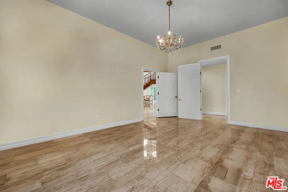 5545 Aura Avenue Tarzana, CA 91356