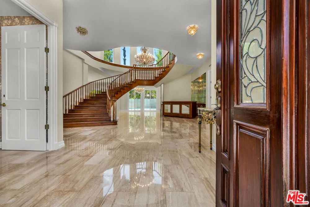 5545 Aura Avenue Tarzana, CA 91356