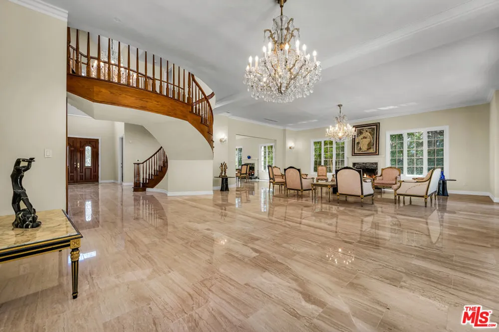 5545 Aura Avenue Tarzana, CA 91356