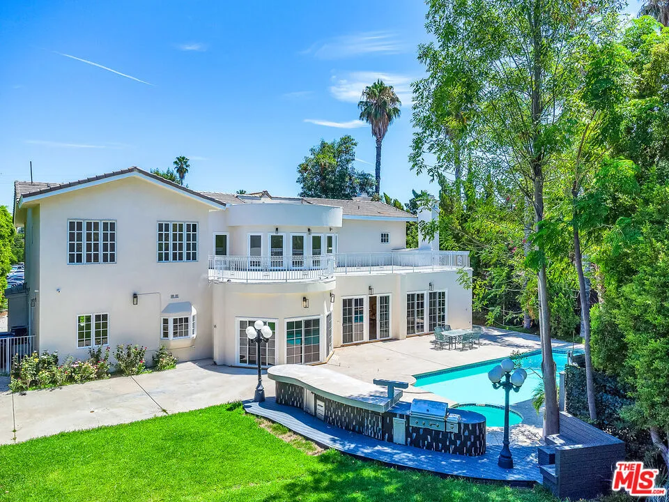 5545 Aura Avenue Tarzana, CA 91356