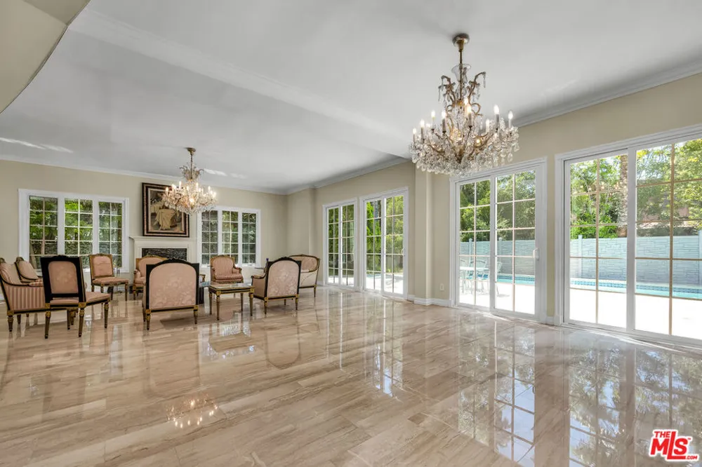 5545 Aura Avenue Tarzana, CA 91356