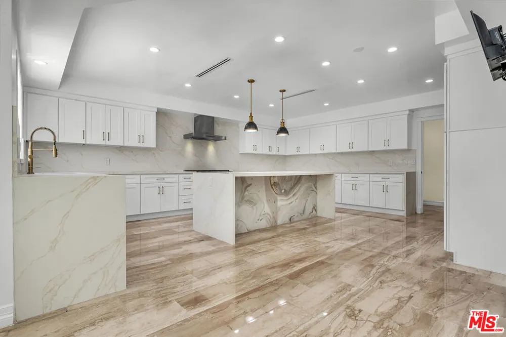 5545 Aura Avenue Tarzana, CA 91356
