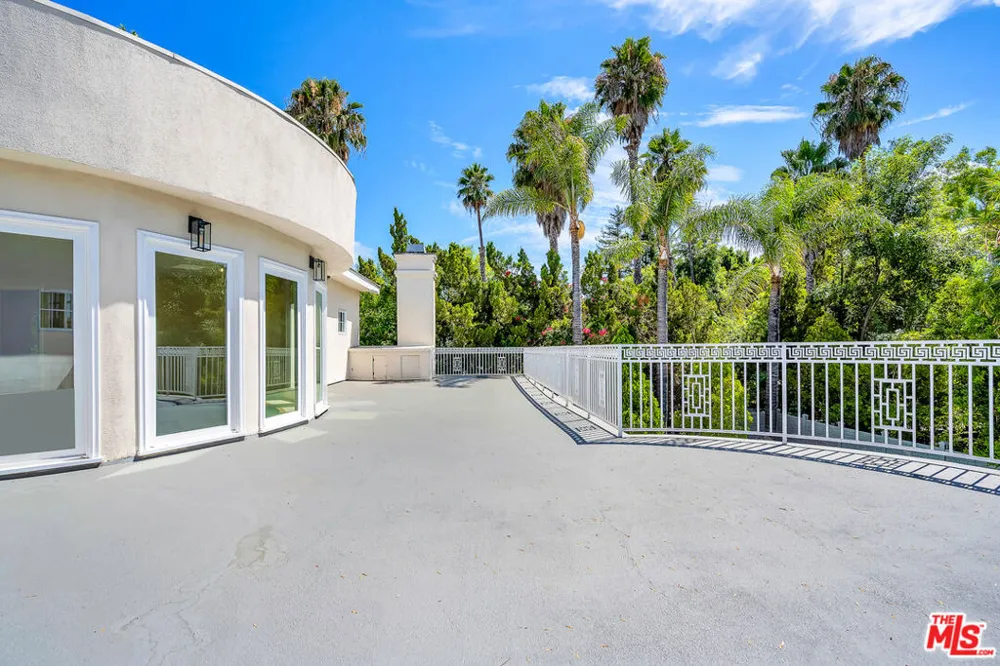 5545 Aura Avenue Tarzana, CA 91356