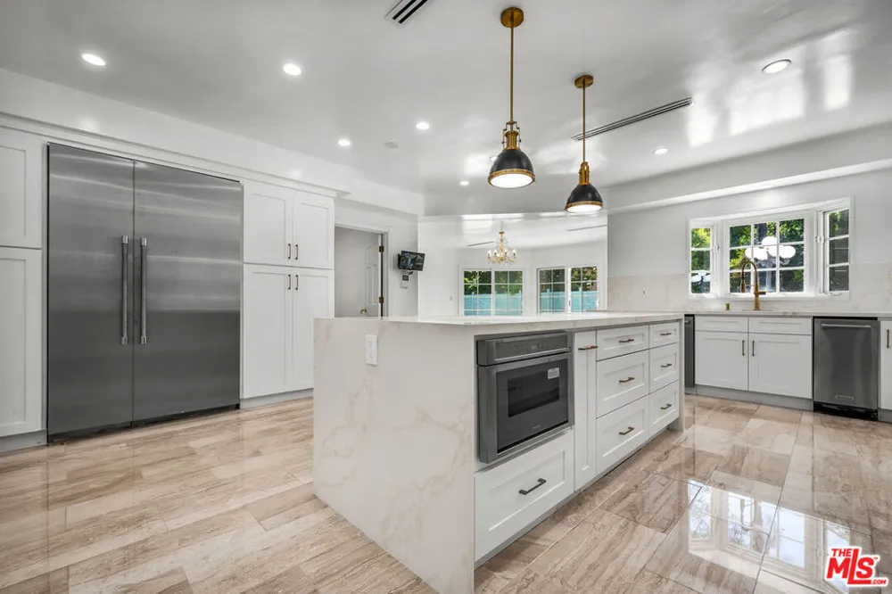 5545 Aura Avenue Tarzana, CA 91356