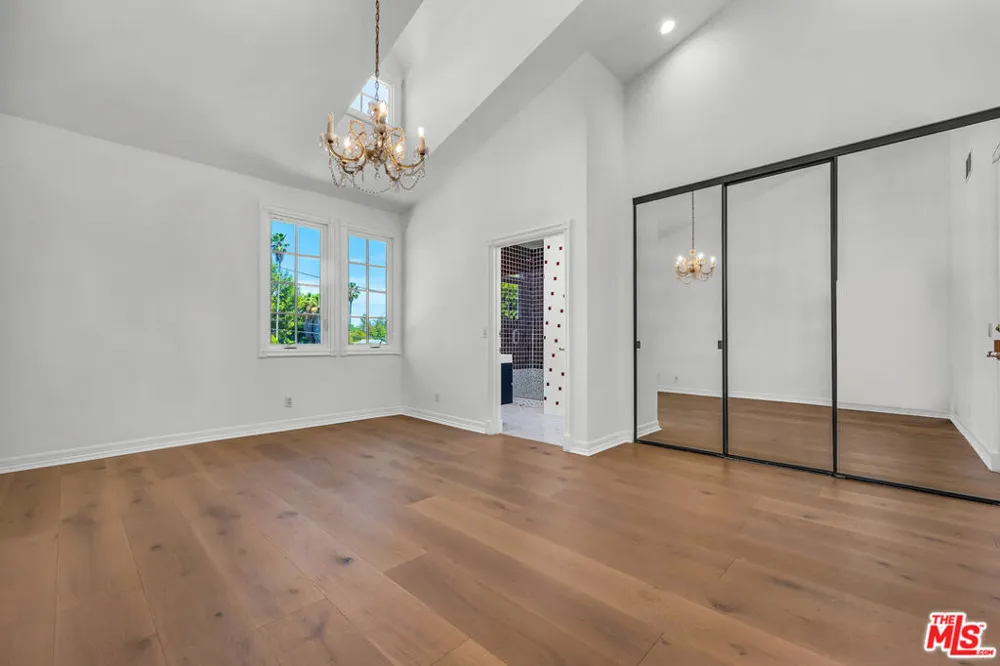 5545 Aura Avenue Tarzana, CA 91356