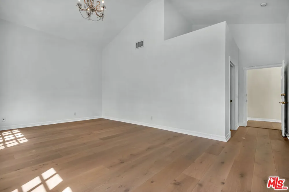 5545 Aura Avenue Tarzana, CA 91356