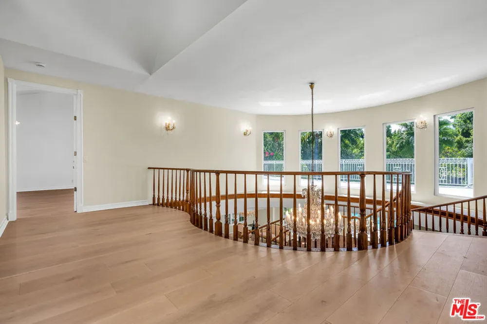5545 Aura Avenue Tarzana, CA 91356