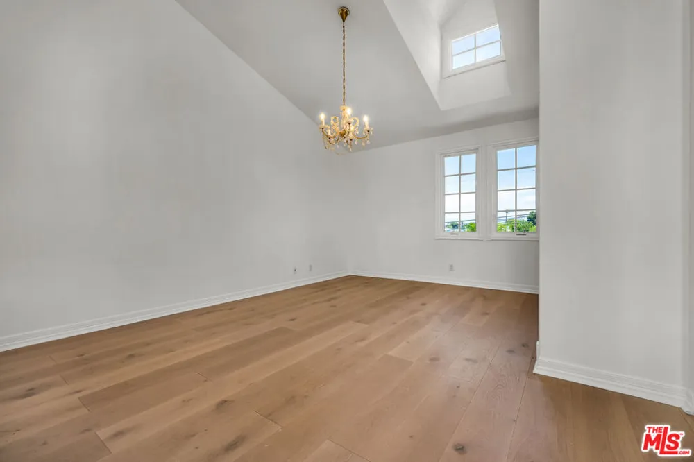 5545 Aura Avenue Tarzana, CA 91356