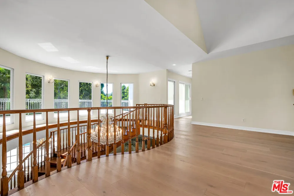 5545 Aura Avenue Tarzana, CA 91356