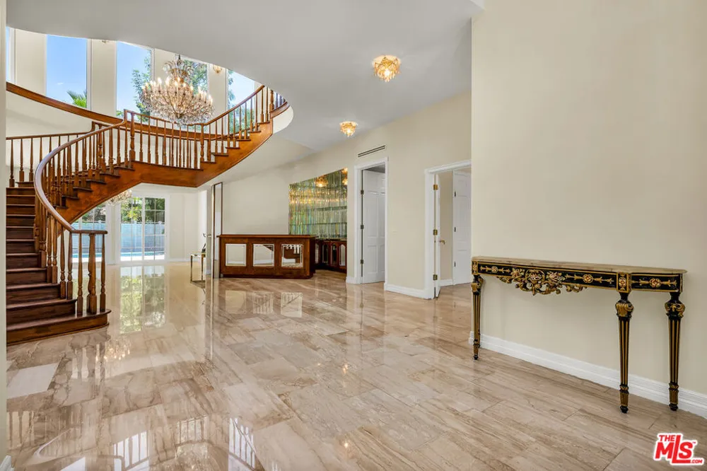 5545 Aura Avenue Tarzana, CA 91356