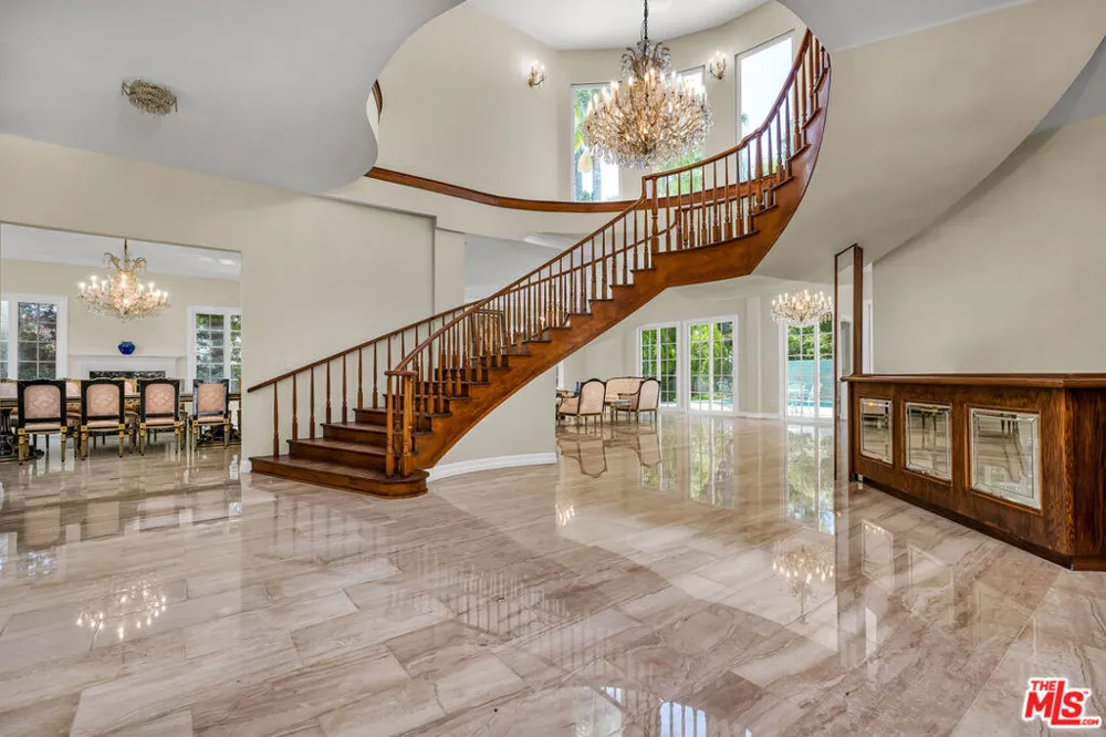 5545 Aura Avenue Tarzana, CA 91356