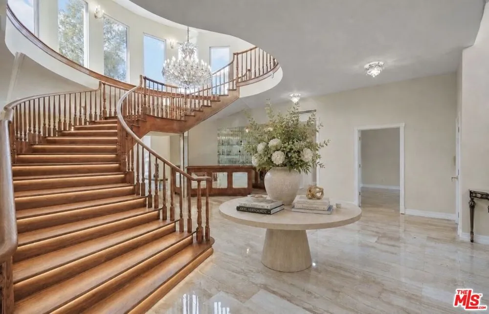 5545 Aura Avenue Tarzana, CA 91356