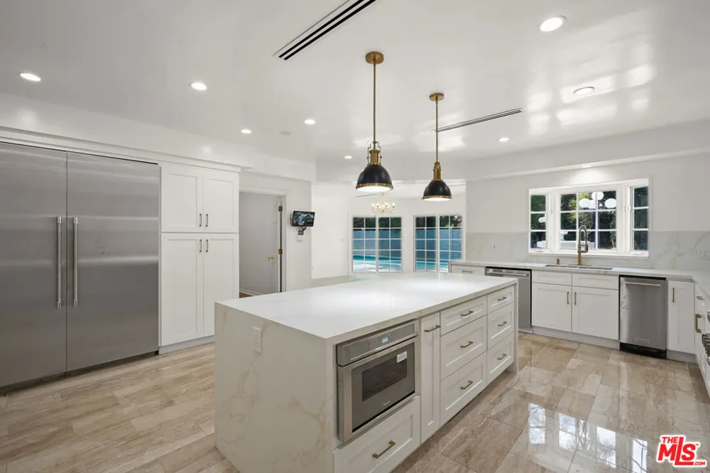5545 Aura Avenue Tarzana, CA 91356
