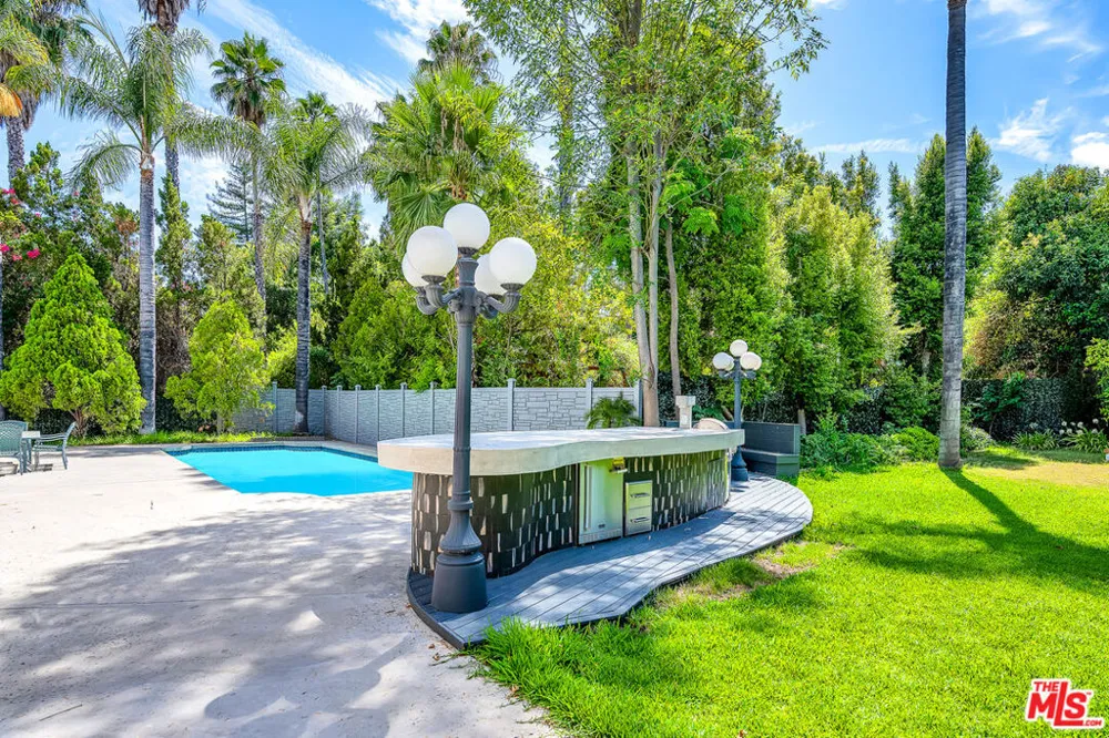 5545 Aura Avenue Tarzana, CA 91356