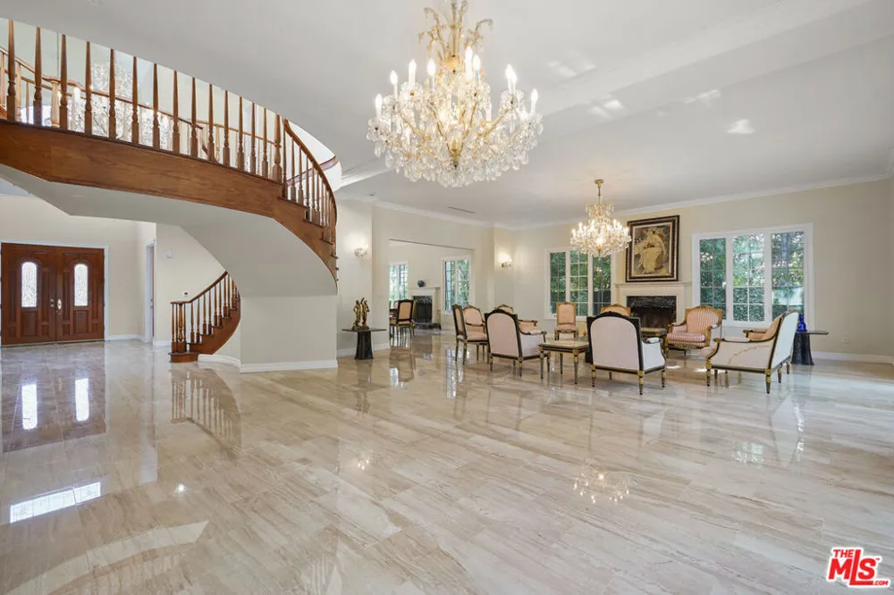 5545 Aura Avenue Tarzana, CA 91356