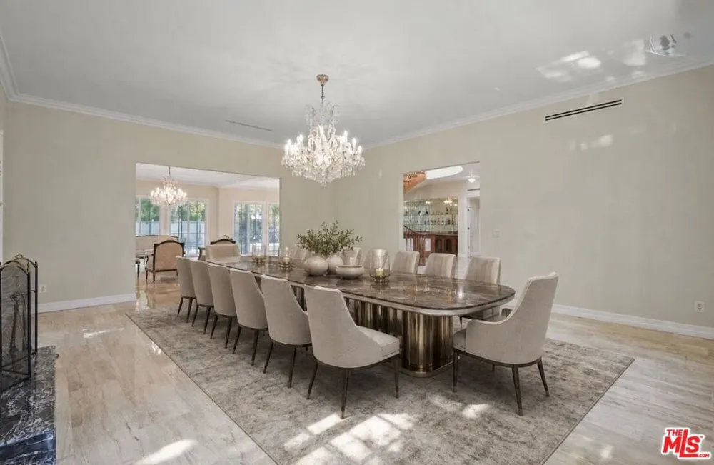 5545 Aura Avenue Tarzana, CA 91356