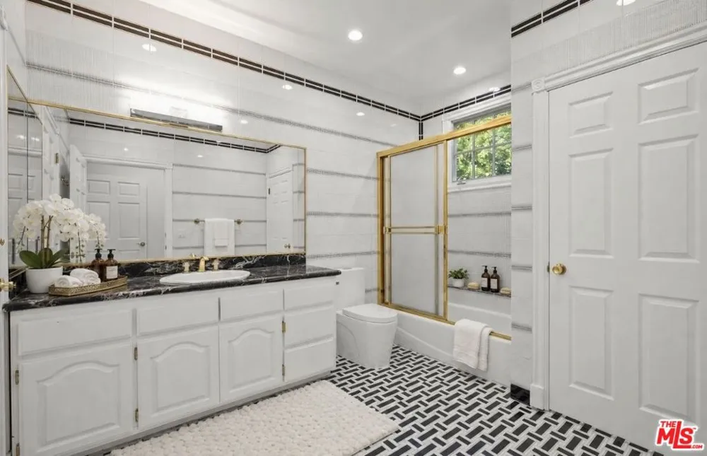 5545 Aura Avenue Tarzana, CA 91356