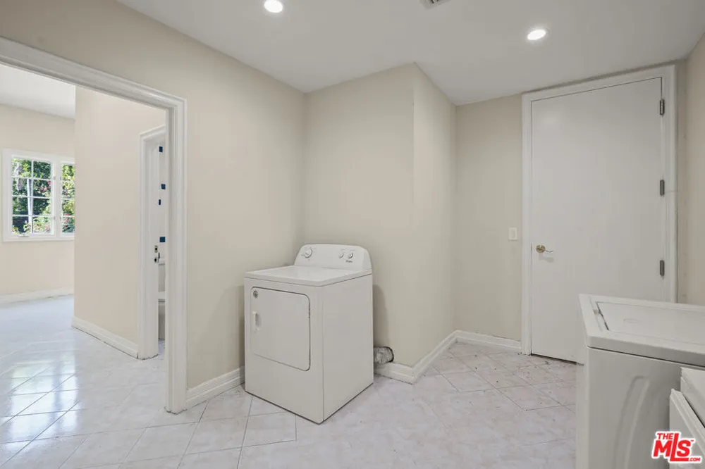 5545 Aura Avenue Tarzana, CA 91356