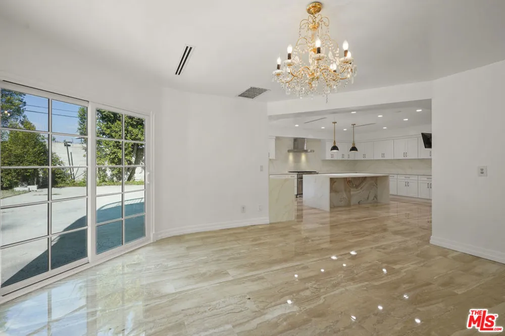 5545 Aura Avenue Tarzana, CA 91356