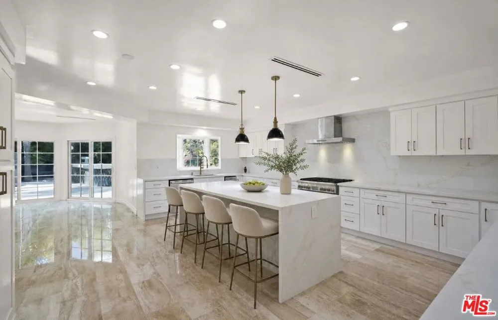 5545 Aura Avenue Tarzana, CA 91356