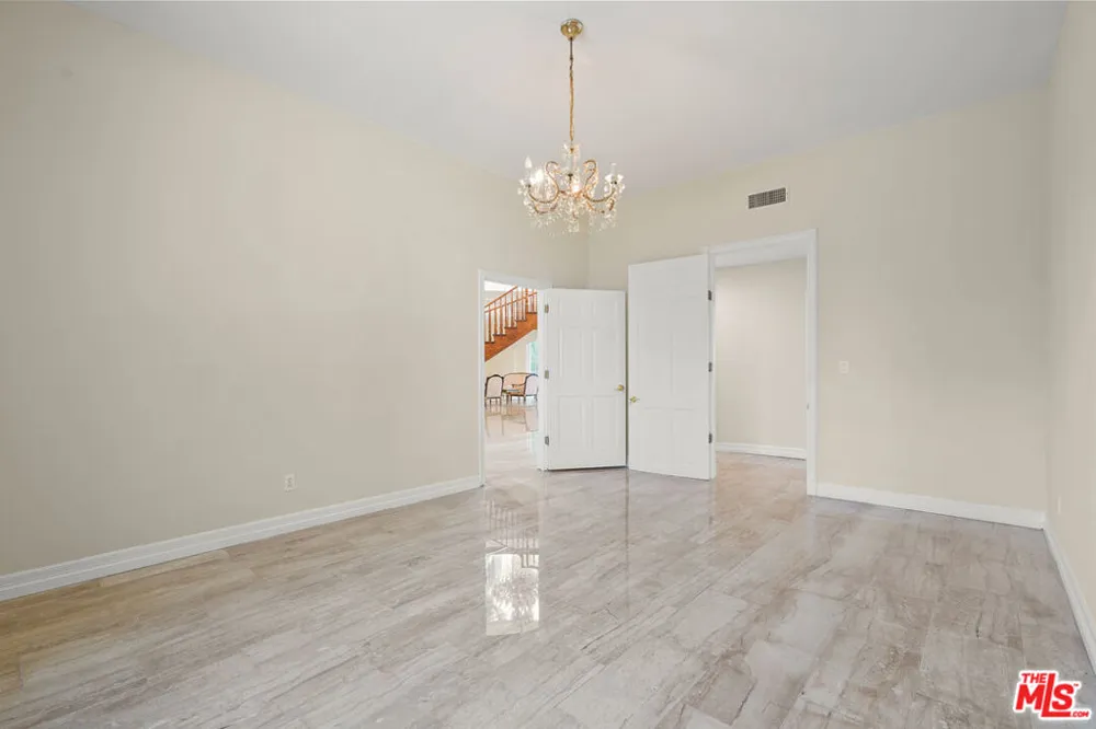 5545 Aura Avenue Tarzana, CA 91356
