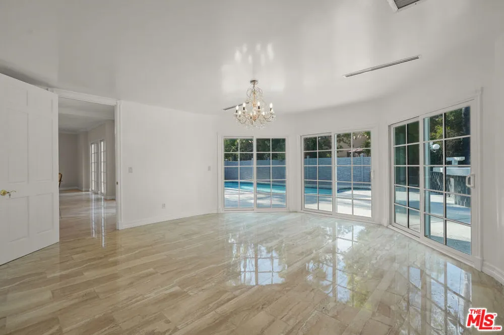 5545 Aura Avenue Tarzana, CA 91356