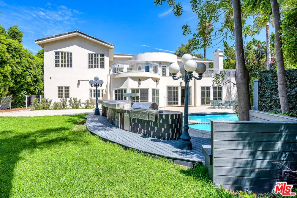 5545 Aura Avenue Tarzana, CA 91356