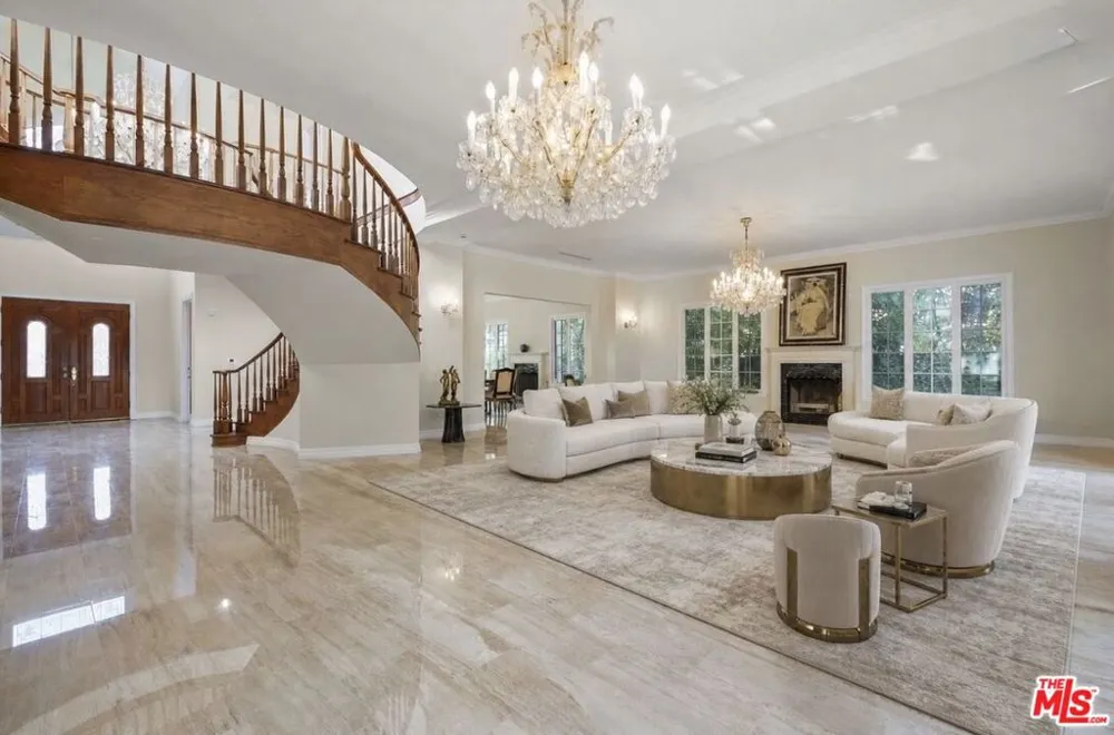 5545 Aura Avenue Tarzana, CA 91356