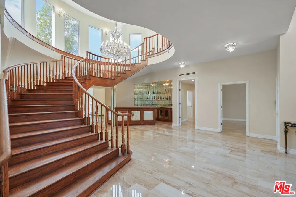 5545 Aura Avenue Tarzana, CA 91356