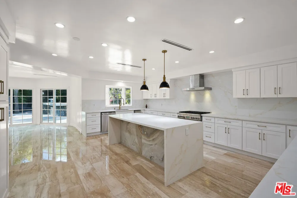 5545 Aura Avenue Tarzana, CA 91356