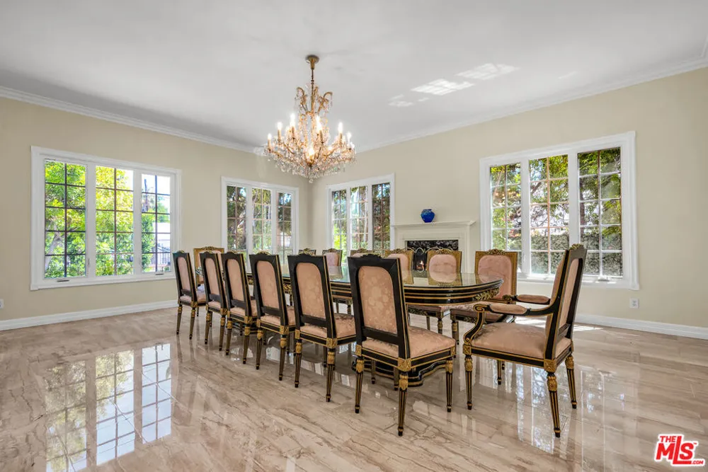 5545 Aura Avenue Tarzana, CA 91356