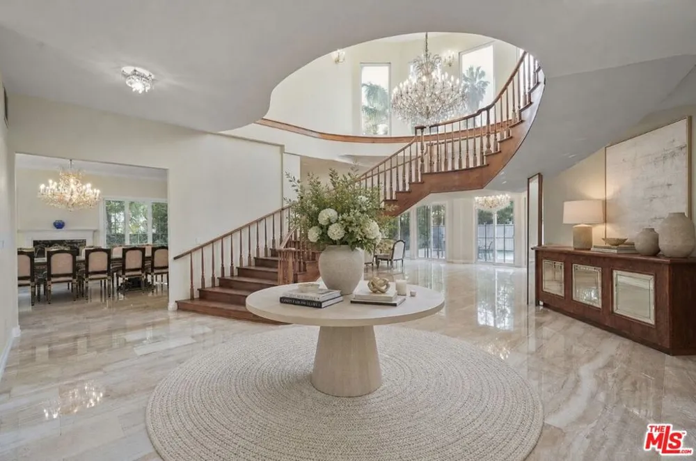 5545 Aura Avenue Tarzana, CA 91356