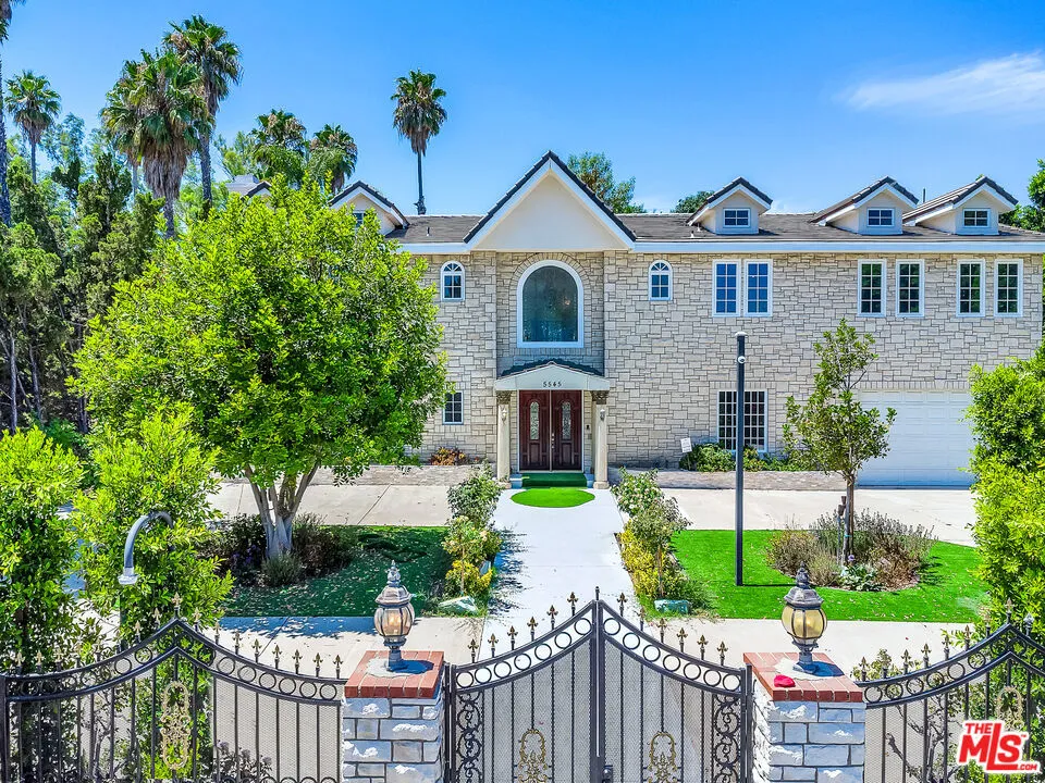 5545 Aura Avenue Tarzana, CA 91356