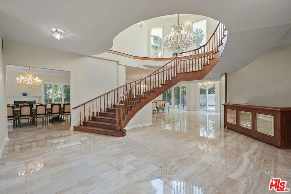 5545 Aura Avenue Tarzana, CA 91356