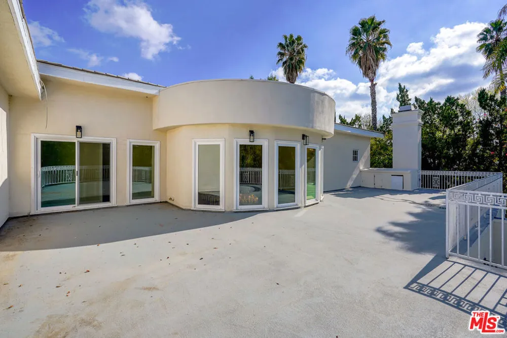 5545 Aura Avenue Tarzana, CA 91356