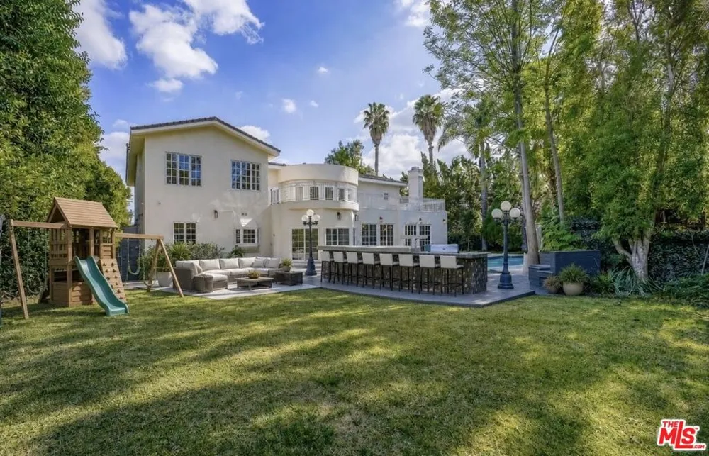 5545 Aura Avenue Tarzana, CA 91356