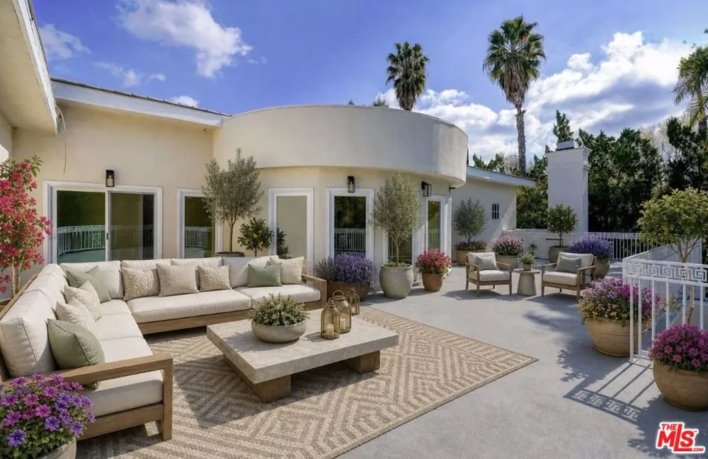 5545 Aura Avenue Tarzana, CA 91356