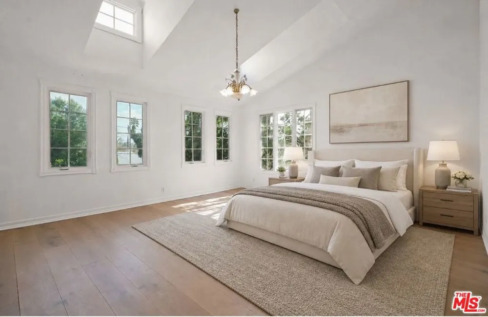 5545 Aura Avenue Tarzana, CA 91356