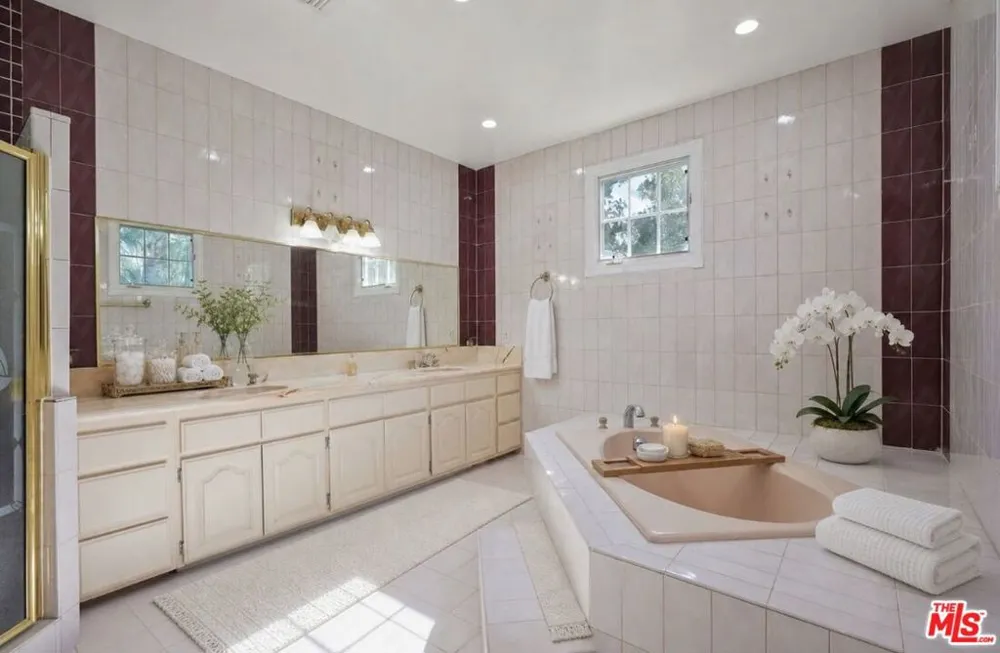 5545 Aura Avenue Tarzana, CA 91356
