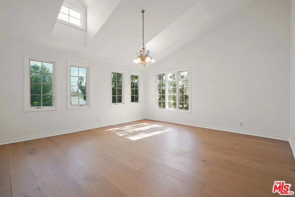 5545 Aura Avenue Tarzana, CA 91356